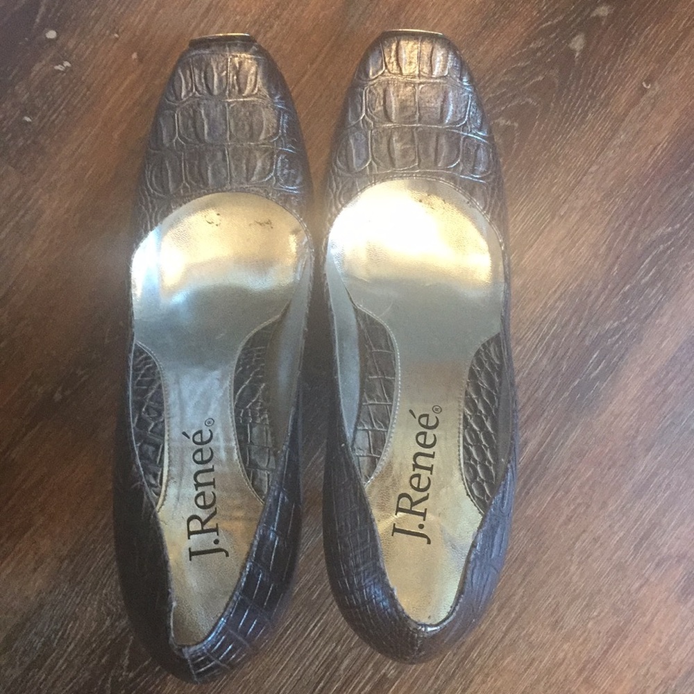 Silver snake pumps